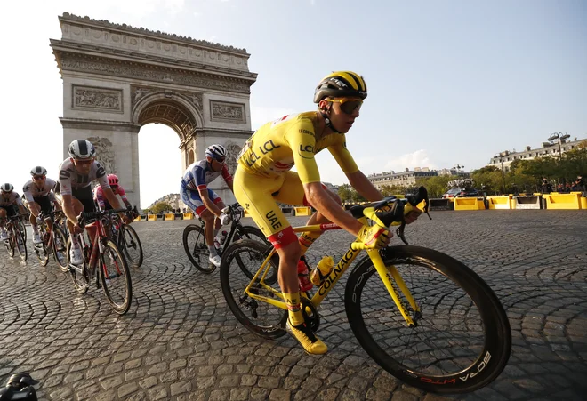 Tadej Pogačar se bo drugič kot šampion Toura vozil pod Slavolokom zmage. FOTO: Stephane Mahe/Reuters