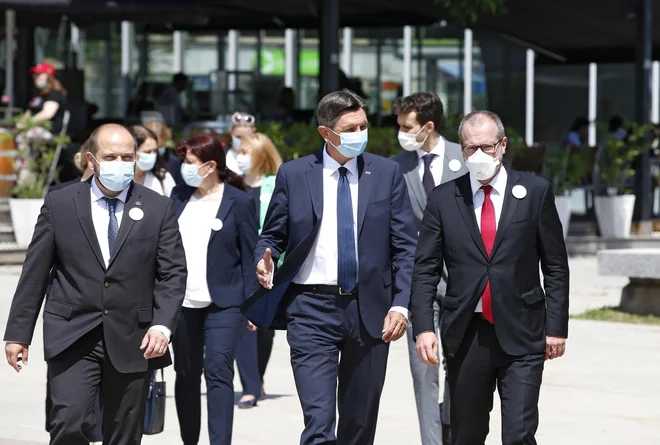 Regionalni direktor Svetovne zdravstvene organizacije dr. Hans Kluge, na desni, s predsednikom republike Slovenije Borutom Pahorjem in ministrom za zdravje Janezom Poklukarjem. FOTO: Matej Družnik