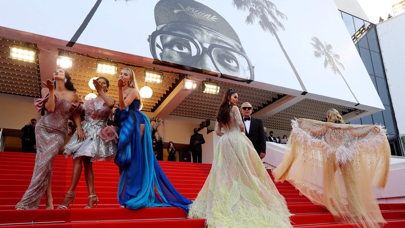 Fotografija: Vzneseni niso bili le glamurja vajeni zvezdniki, ampak vse filmsko profesionalno občestvo. FOTO: AFP