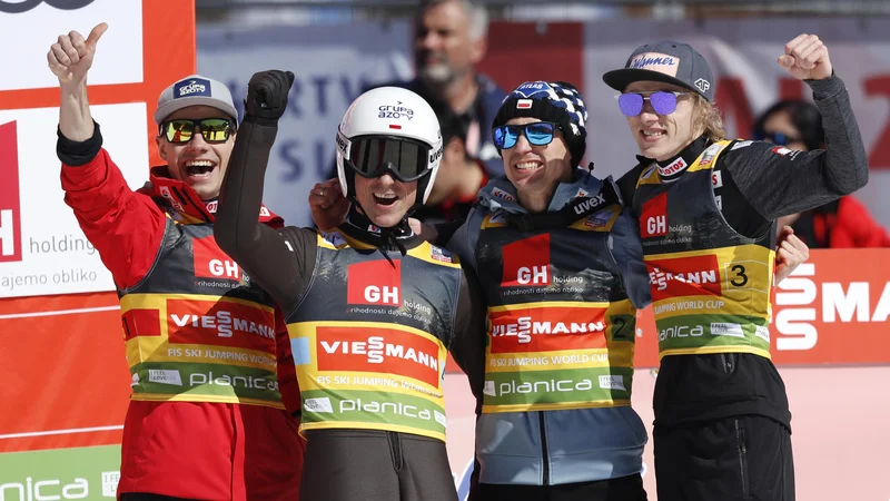 Fotografija: Wolny (levo) z rojaki na tekmi v Planici leta 2019. Po tem, ko je kvalifikacije v Wisli dobil Kamil Stoch (drugi z desne), je bil na stopničkah poleg Wolnyja še Dawid Kubacki (skrajno desno). FOTO: Leon Vidic