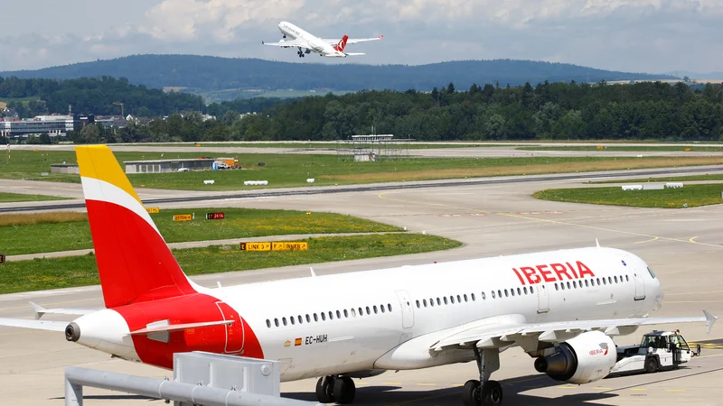 Fotografija: Letalo družbe Iberia v Zürichu. Fotografija je simbolična. FOTO: Arnd Wiegmann/Reuters