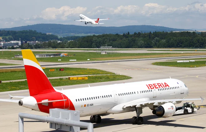 Letalo družbe Iberia v Zürichu. Fotografija je simbolična. FOTO: Arnd Wiegmann/Reuters