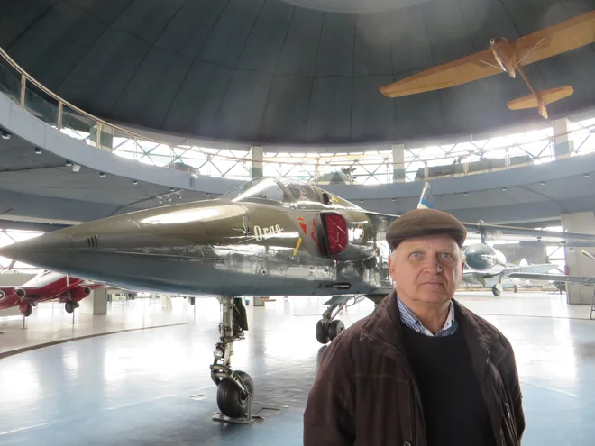 Mirko Anžel, testni pilot vojaškega letalstva Jugoslavije, pred letalom orel, ki ga je preizkušal v času razvoja. Posnetek iz letalskega muzeja na Surčinu. FOTO: Milena Zupanič