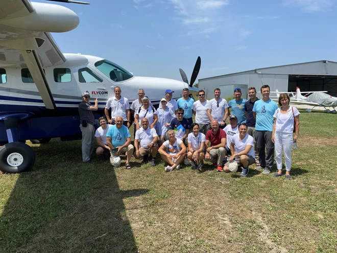 Piloti in sopotniki, ki so z letališča Rojce pri Gorici poleteli na letališče Vojka v Stari Pazovi pri Beogradu v spomin na Edvarda Rusjana. FOTO: arhiv Aerokluba Nova Gorica
