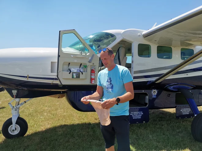 Žiga Pogačnik, poklicni pilot podjetja Flycom, pred letalom cessna grand caravan, ki lahko pelje devet potnikov. FOTO: Milena Zupanič