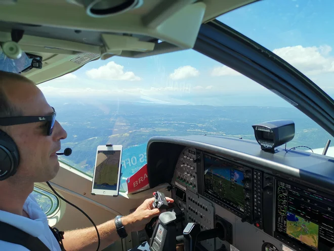 Žiga Pogačnik, poklicni pilot podjetja Flycom, v letalu cessna grand caravan med letenjem iz Gorice v Beograd FOTO: Milena Zupanič