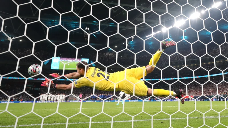 Fotografija: Gianluigi Donnarruma je ubranil odločilno enajstmetrovko v finalu evropskega prvenstva. FOTO: Carl Recine/Reuters
