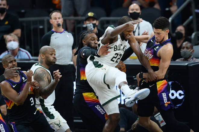 Khris Middleton (22) je svojo nalogo opravil odlično. FOTO: Joe Camporea/Usa Today Sports