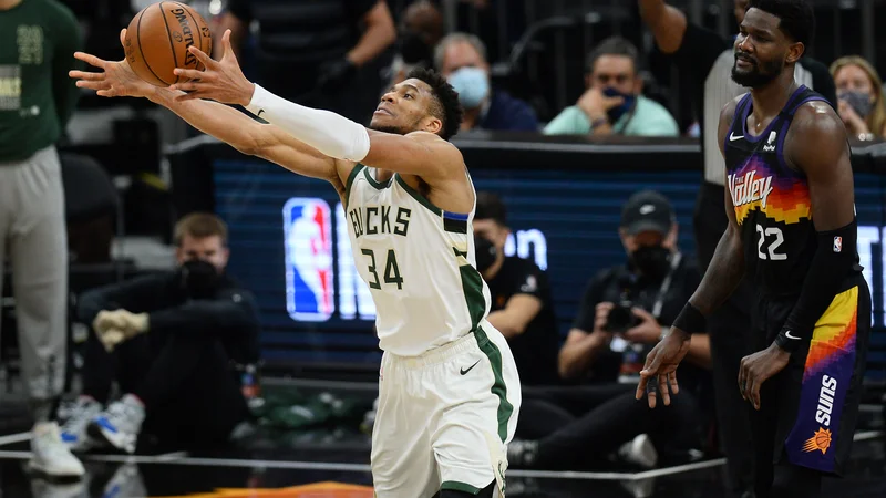 Fotografija: Milwaukee je z razpoloženim Giannisom Antetokounmpom prišel do »brejka« v peti tekmi finala NBA in bo imel v domači dvorani priložnost za četrto zmago ter drugi naslov najboljšega v najmočnejši košarkarski ligi na svetu. FOTO: Joe Camporeale Usa Today Sports