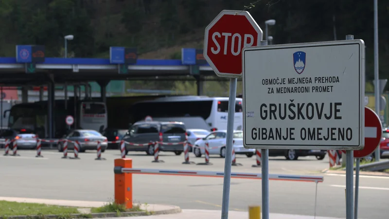 Fotografija: Čakalna doba je na mejnih prehodih Sečovlje, Dragonja, Sočerga, Starod, Jelšane, Vinica, Metlika, Obrežje in Gruškovje. FOTO: Tadej Regent/Delo