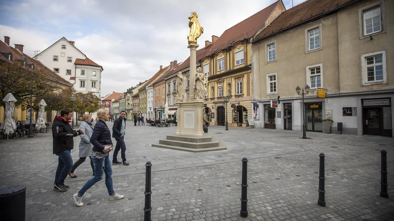 Fotografija: 14-dnevna pojavnost na 100.000 prebivalcev se je vnovič povečala (za 1,6 odstotka) in zdaj znaša 36,1. FOTO: Voranc Vogel/Delo