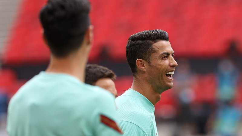 Fotografija: Cristiano Ronaldo med pripravami s portugalsko reprezentanco na tekmo eura 2020 v Budimpešti. FOTO: Bernadett Szabo/Reuters