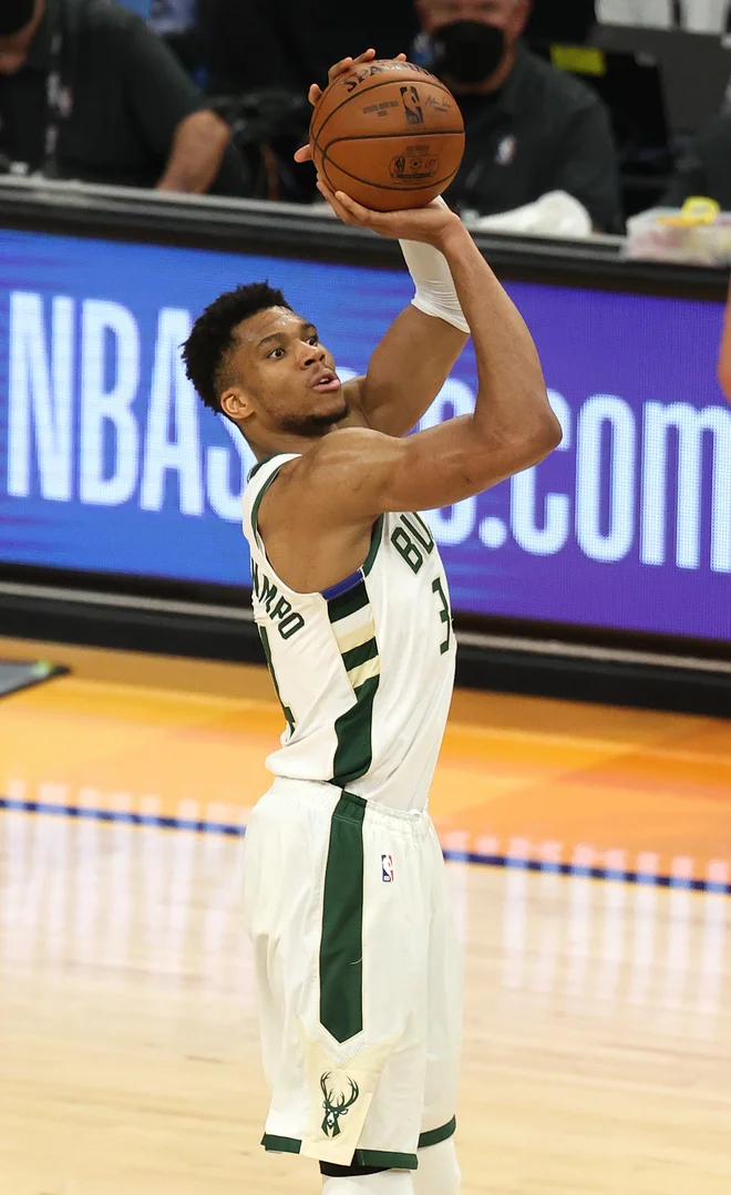 Grk Giannis Antetokounmpo je nerešljiv vozel za Phoenix. FOTO: Ronald Martinez/AFP