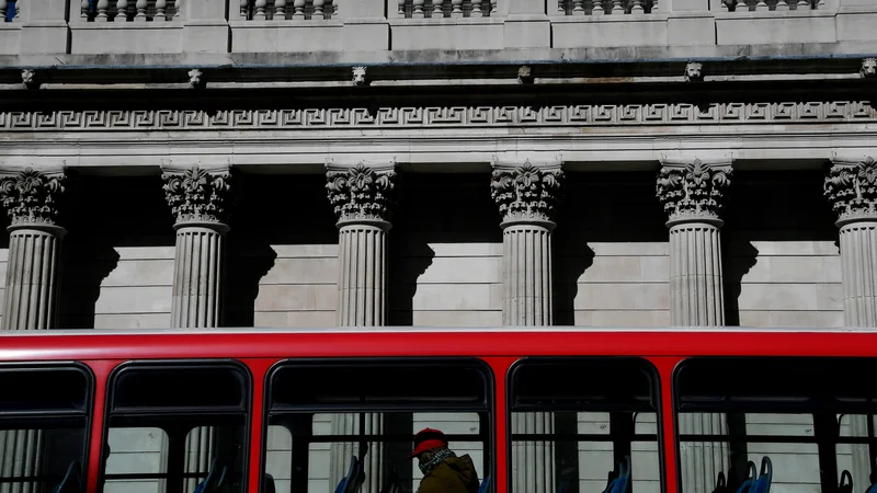 Fotografija: Britanska vlada verjame, da bo tretji val okužb mogoče premagati, ne da bi se zdravstveni sistem znašel pod nevzdržnim pritiskom. Foto: Toby Melville/Reuters