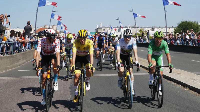Fotografija: Nosilci vseh majic: Jonas Vingegaard, Tadej Pogačar, Mark Cavendish in Wout Poels. FOTO: Stephane Mahe/Reuters