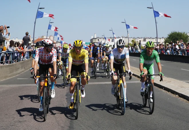 Nosilci vseh majic: Jonas Vingegaard, Tadej Pogačar, Mark Cavendish in Wout Poels. FOTO: Stephane Mahe/Reuters