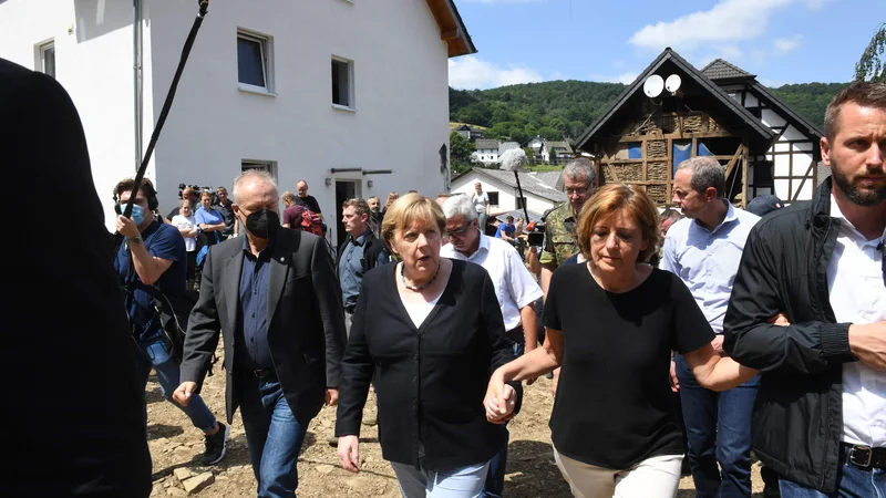 Fotografija: Nemška kanclerka Angela Merkel je obiskala mestece Schuld, ki je bilo v poplavah močno prizadeto. Na fotografiji Merklova s premierko dežele Porenje - Pfalško, Malu Dreyer. FOTO: Christof Stache/Afp