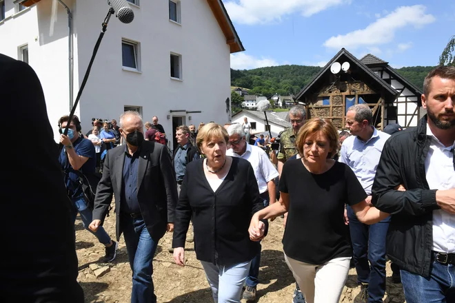 Nemška kanclerka Angela Merkel je obiskala mestece Schuld, ki je bilo v poplavah močno prizadeto. Na fotografiji Merklova s premierko dežele&nbsp;Porenje - Pfalško,&nbsp;Malu Dreyer. FOTO: Christof Stache/Afp