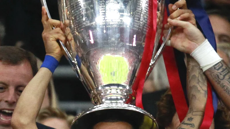 Fotografija: Dani Alves s pokalom lige prvakov po finalni tekmi na Wembleyju med Barcelono in Manchester Unitedom leta 2011. FOTO: Eddie Keogh/Reuters