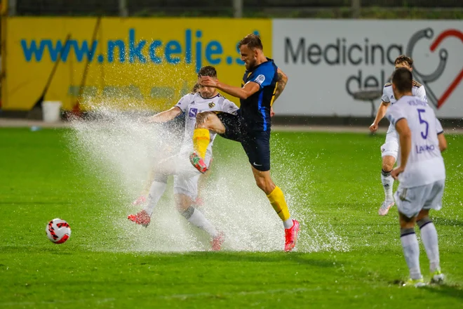 Štajerski derbi je bil po štirih minutah prekinjen, ker se je igralo v vaterpolskih razmerah.. FOTO: Voranc Vogel/Delo