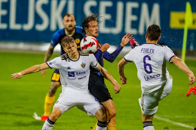 Mladi Izola Tjaš Begić (v sredini) je dijral, nizal priložnosti, a ni zabil gola, kar je Celjane stalo poraza. FOTO: Leon Vidic/Delo