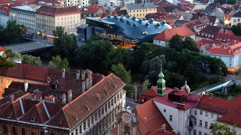 Fotografija: Staro mestno jedro skriva marsikaj zanimivega. FOTO: Graz Tourismus/Harry Schiffer