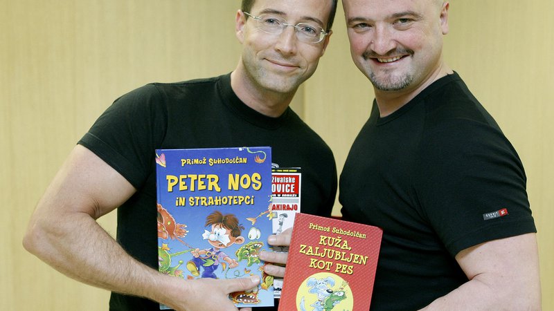 Fotografija: Primož Suhodolčan (desno) in ilustrator Uroš Hrovat sta uspešen ustvarjalni tandem. Foto Blaž Samec
