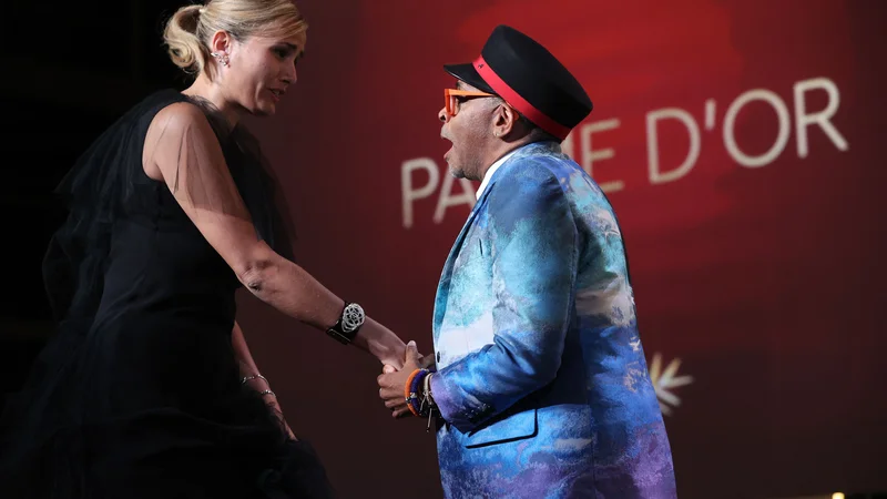 Fotografija: »Zamočil sem,« se je Julii Ducournau opravičil Spike Lee, ker je predčasno izdal njeno zmago. FOTO: Valery Hache/AFP