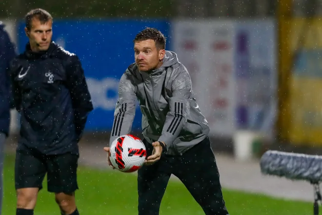 Simon Rožman je ob polčasu povlekel prave poteze. FOTO: Leon Vidic/Delo