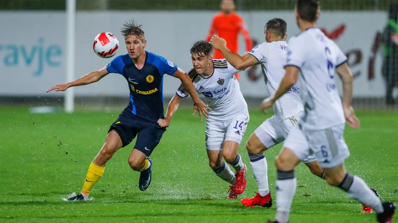 Fotografija: Ko je naliv pojenjal, je štajerski derbi pripravil poslastico uvodnega kola v 1. SNL. FOTO: Leon Vidic/Delo