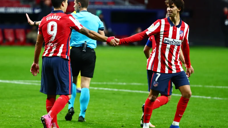 Fotografija: Luis Suarez bo še naprej prvi napadalec madridskega Atletica, Joao Felix (desno) pa naj bi po načrtih le prevzel eno od najvidnejših vlog v novi sezoni. FOTO: Sergio Perez/Reuters