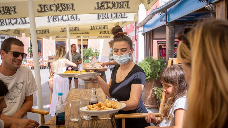 Fotografija: V več panogah delavcev primanjkuje, kar pa bi se ob morebitnih novih zapiranjih gospodarstva v četrtem valu epidemije lahko spremenilo. FOTO: Voranc Vogel/Delo