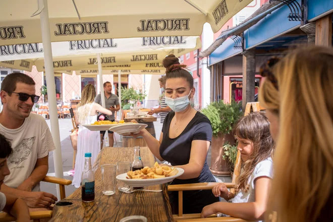 V več panogah delavcev primanjkuje, kar pa bi se ob morebitnih novih zapiranjih gospodarstva v četrtem valu epidemije lahko spremenilo. FOTO: Voranc Vogel/Delo