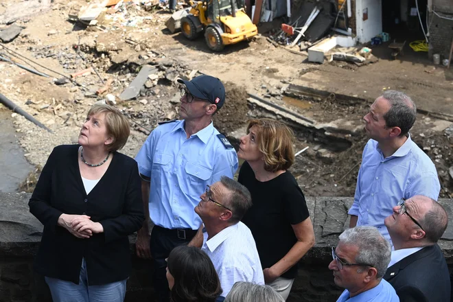 Nemška kanclerka Angela Merkel in oredsednica deželne vlade Porenja-Pfalške Malu Dreyer na ogledi razdejanja v kraju Schuld v njeni zvezni deželi. Foto: Christof Stache/Afp