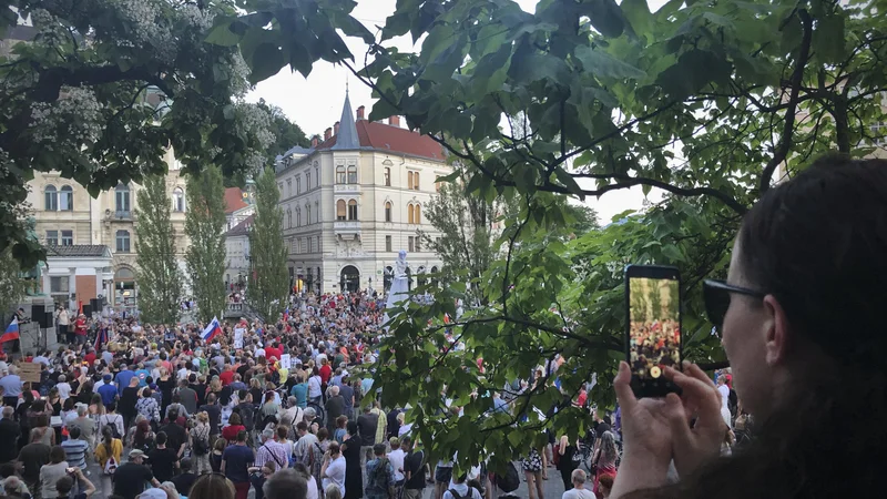 Fotografija: Splošne trditve, da naj bi bilo na shodih izkazano večje tveganje za prenos okužbe kot pri drugih oblikah srečanj ljudi, brez predložitve dokazov za tako dolgotrajen poseg v pravico do mirnega zbiranja ne zadostujejo, meni ustavno sodišče. FOTO: Jure Eržen/Delo