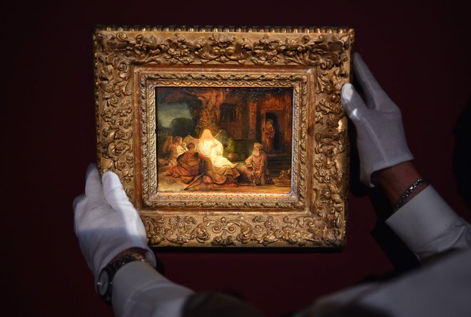 Rembrandtov Abraham in angeli. FOTO: Angela Weiss/Afp