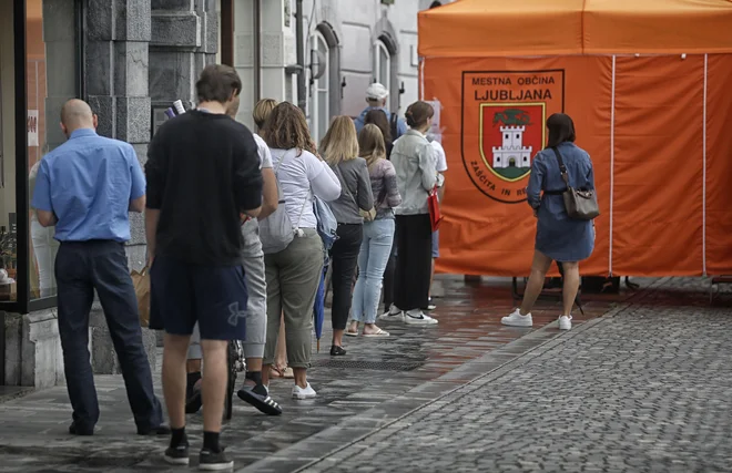 Vrste pred točkami za hitre teste bodo od 23. avgusta najbrž preteklost. FOTO: Blaž Samec/Delo