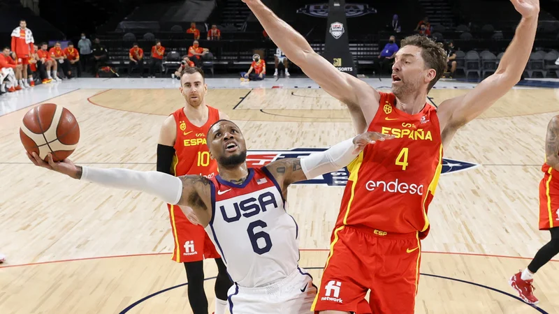 Fotografija: Pau Gasol (desno, med oviranjem Američana Damiana Lillarda) je eden od številnih zvezdnikov v španski košarkarski reprezentanci. FOTO: Ethan Miller/AFP