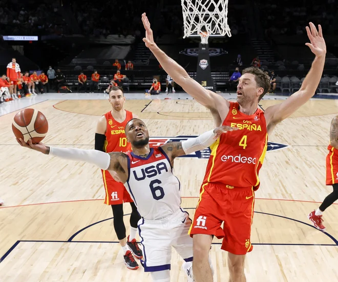 Pau Gasol (desno, med oviranjem Američana Damiana Lillarda) je eden od številnih zvezdnikov v španski košarkarski reprezentanci. FOTO: Ethan Miller/AFP
