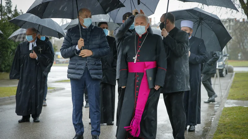 Fotografija: Žalna slovesnost za umerle za covidom-19 na Žalah marca letos. Prisotni Borut Pahor, Janez Janša, Stanislav Zore, Nevzet Porić, Geza Filo. FOTO: Jože Suhadolnik/Delo