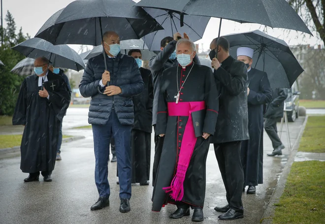 Žalna slovesnost za umerle za covidom-19 na Žalah marca letos. Prisotni Borut Pahor, Janez Janša, Stanislav Zore, Nevzet Porić, Geza Filo. FOTO: Jože Suhadolnik/Delo