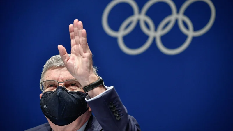 Fotografija: Thomas Bach vidi luč na koncu predora. FOTO: Fabrice Coffrini/AFP