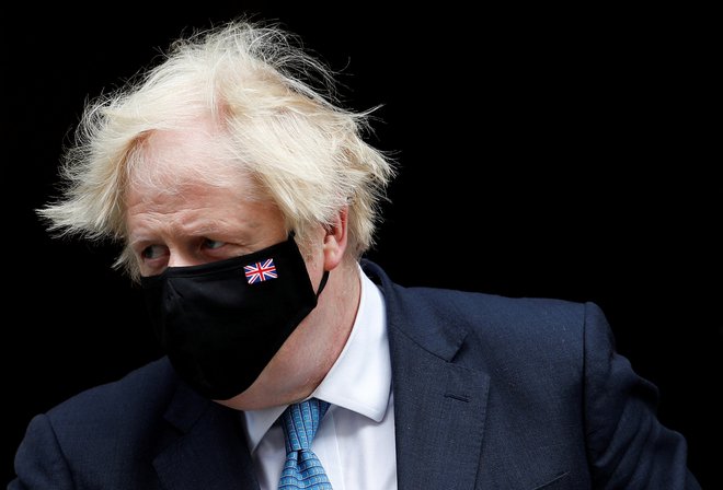 Johnsonov tiskovni predstavnik se je že odzval in zatrdil, da je premier »sprejel vse potrebne ukrepe za reševanje življenj, pri čemer so ga vodili najboljši znanstveni nasveti«. FOTO: Peter Nicholls/Reuters