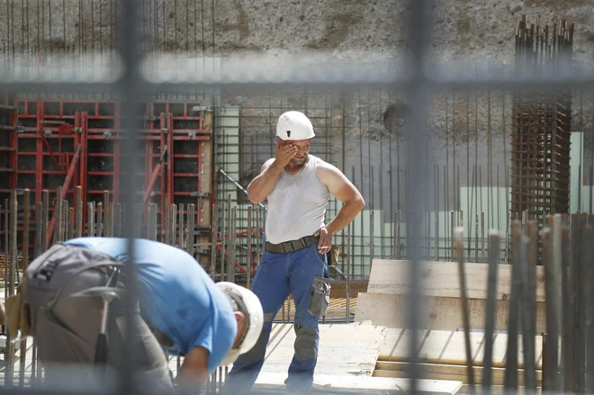 Sektor gradbeništva pestijo težave z rekordnim povišanjem gradbenih stroškov, vse težje je dobiti tudi izvajalce gradbenih del. FOTO: Leon Vidic/Delo