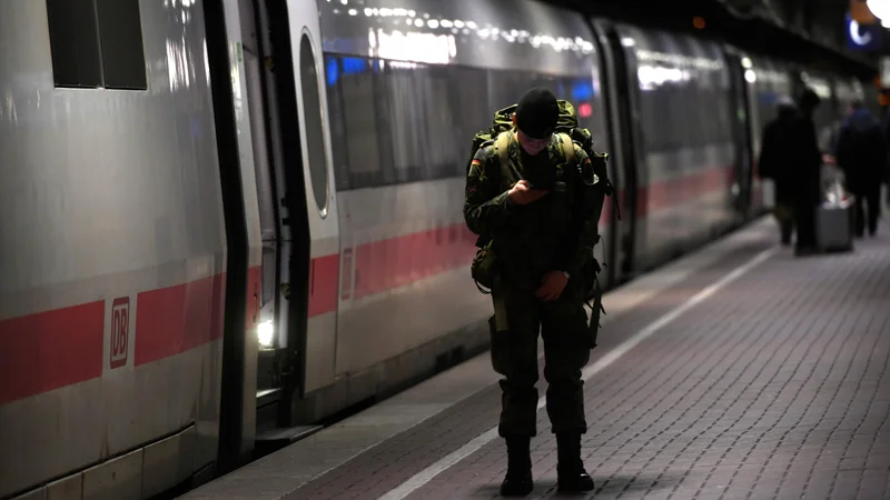 Fotografija: Po Evropi je pogosto mnogo manj zamudno in bolj udobno potovati z vlakom. FOTO: Ina Fassbender/AFP