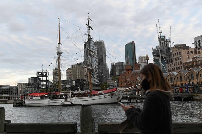 Daleč največ ljudi je prizadelo zaprtje dveh največjih avstralskih mest – Sydneyja, kjer strogi ukrepi veljajo že četrti teden, in Melbourna, kjer bi se morali po petih dneh izteči v noči na sredo, a so jih podaljšali. FOTO: Saeed Khan/AFP