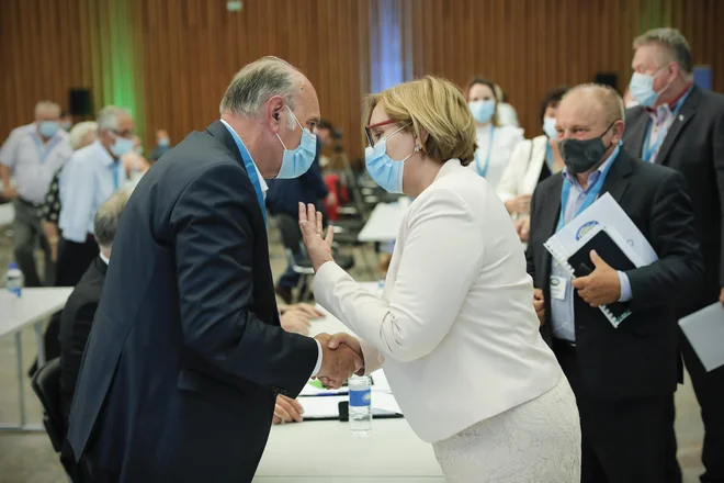 Ljubo Jasnič in poslanska skupina za zdaj dobro sodelujejo, vprašanje pa je, ali je z dosedanjo držo zadovoljna celotna stranka. FOTO: Uroš Hočevar/Delo