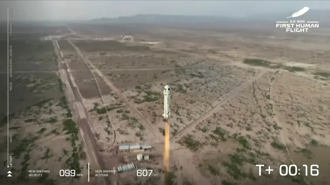 Jeff Bezos je bil nad poletom navdušen. FOTO:&nbsp;Blue Origin/Reuters