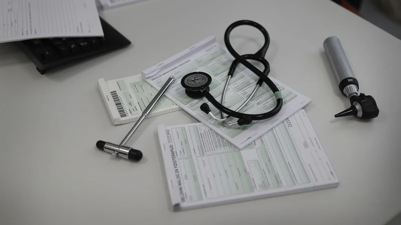 Fotografija: Nismo prvič v epidemiji in tudi zadnjič ne. Nikoli ni in ne bo enostavno in nikoli nobena odločitev ne bo niti dobra niti prava za čisto vse. Mora pa biti dobra in prava za večino. FOTO: Leon Vidic/Delo