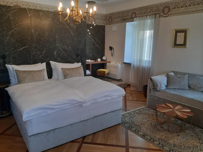Zgodovinski del sob se uspešno preliva z modernim dizajnom. FOTO: Mitja Felc/Delo
